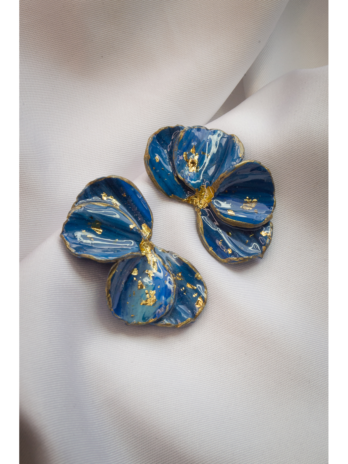 Aritos scrunchys azules con dorado 2