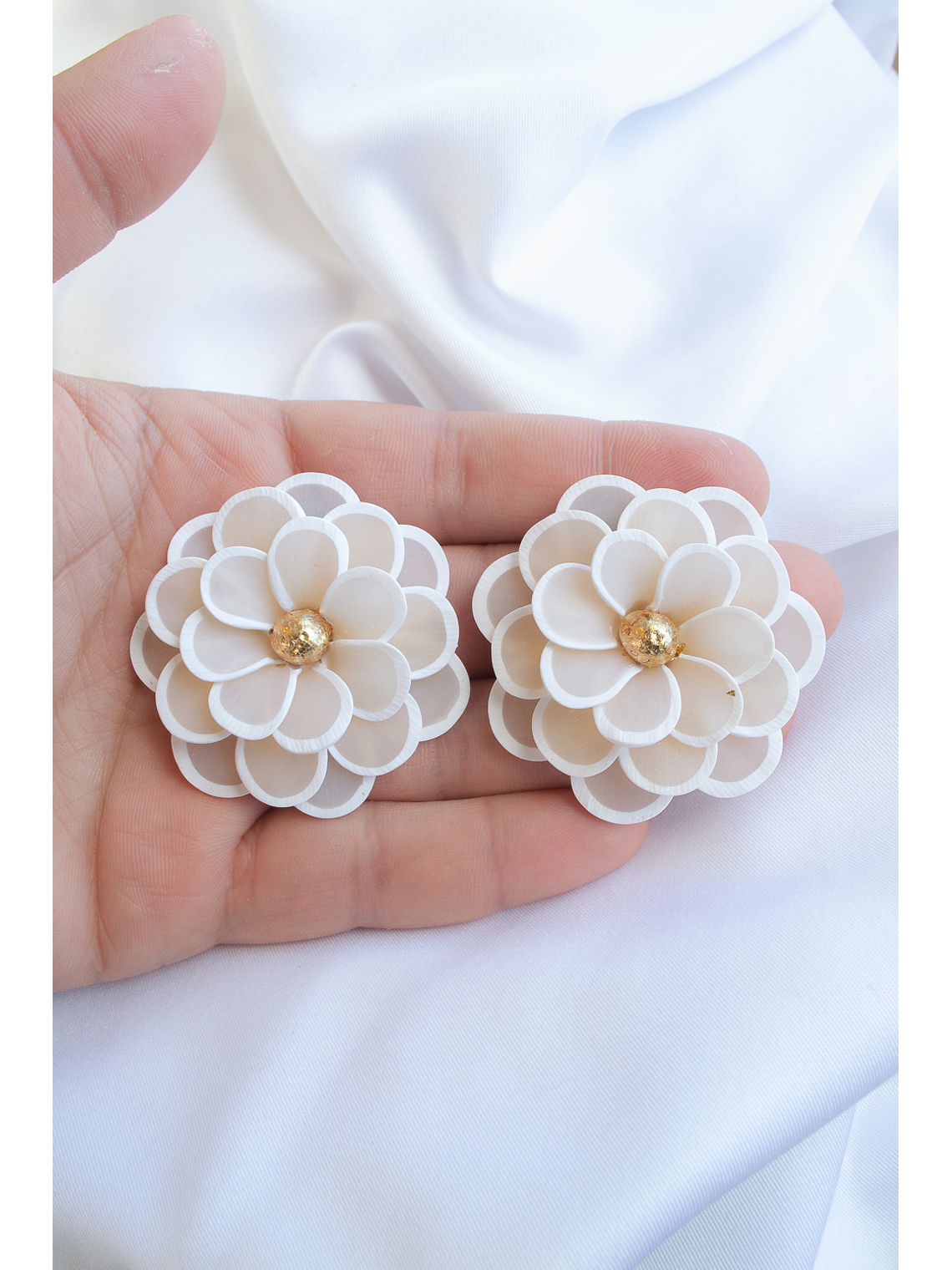 Flores blancas translúcidas Aros de arcilla polimérica  2