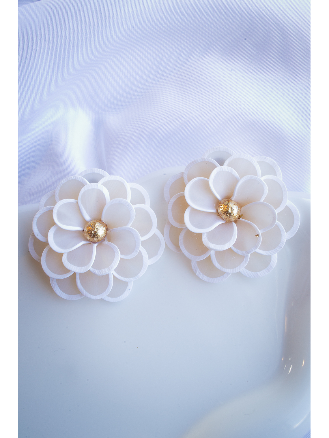 Flores blancas translúcidas Aros de arcilla polimérica  1