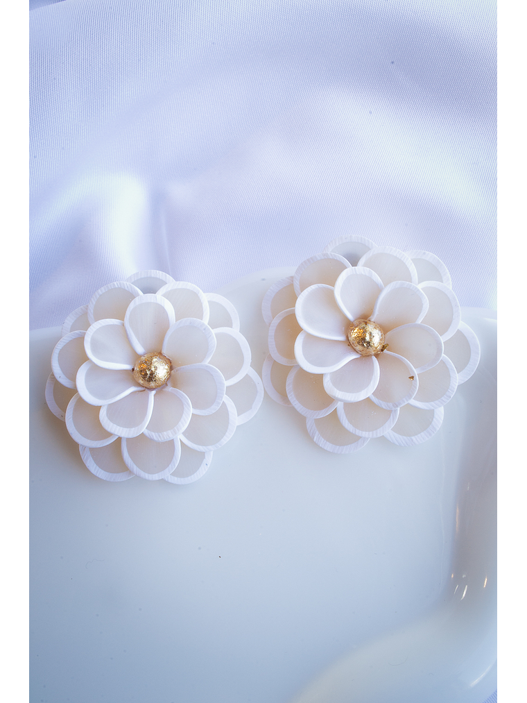 Flores blancas translúcidas Aros de arcilla polimérica  1