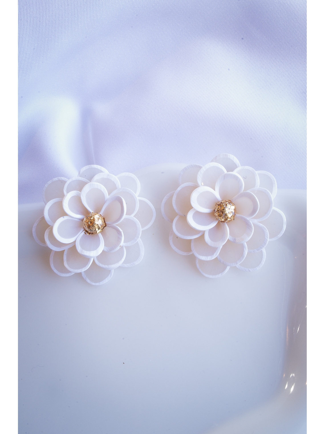 Flores blancas translúcidas Aros de arcilla polimérica  2