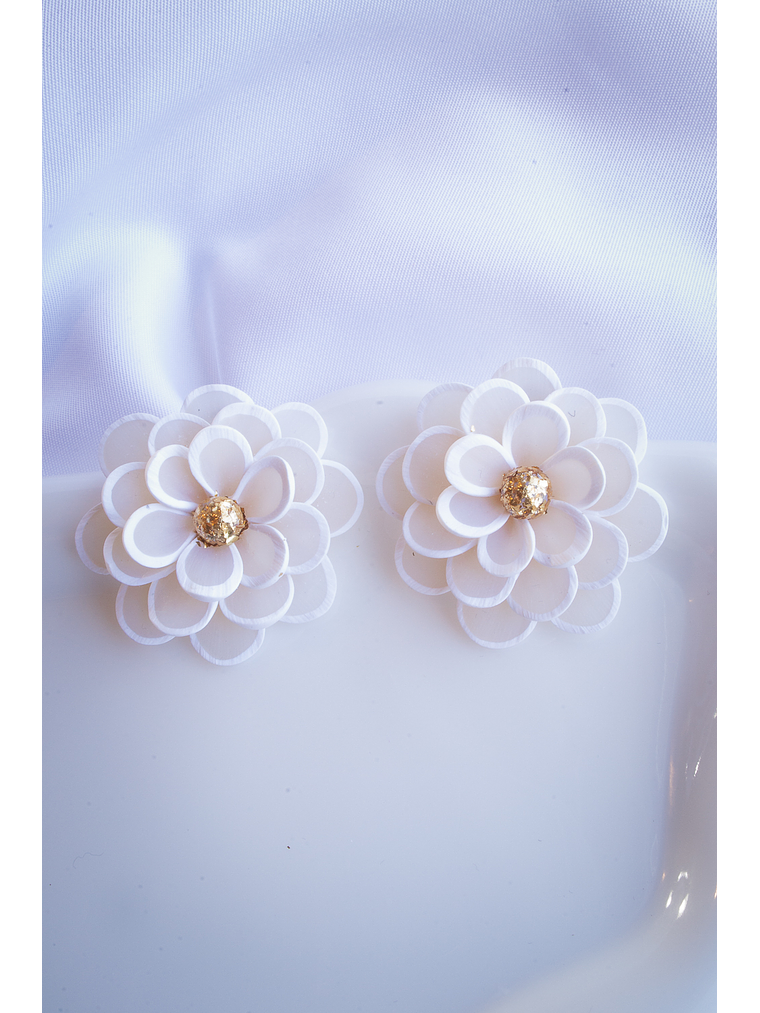 Flores blancas translúcidas Aros de arcilla polimérica  2