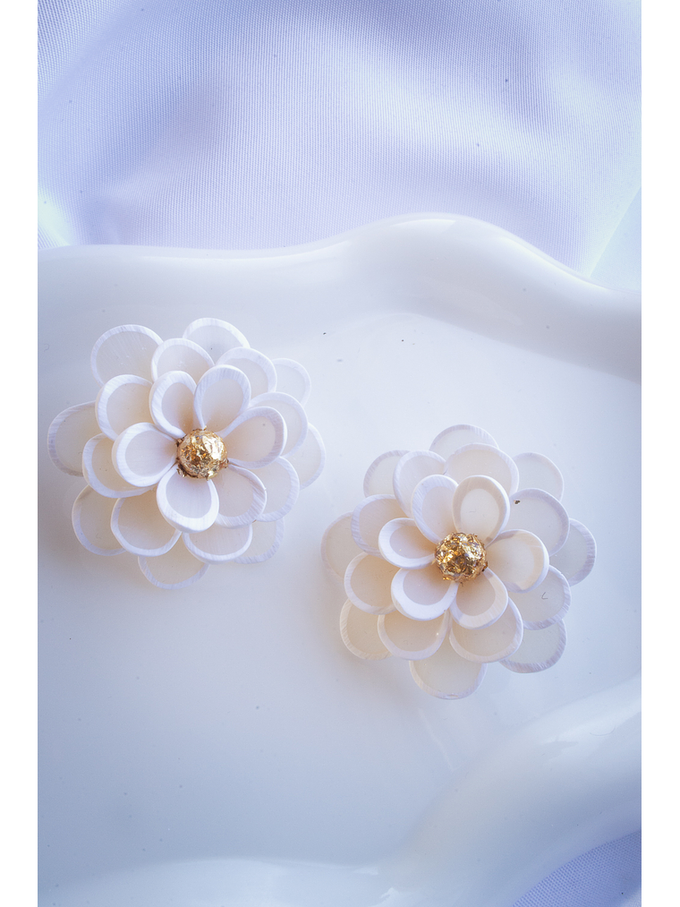 Flores blancas translúcidas Aros de arcilla polimérica  3