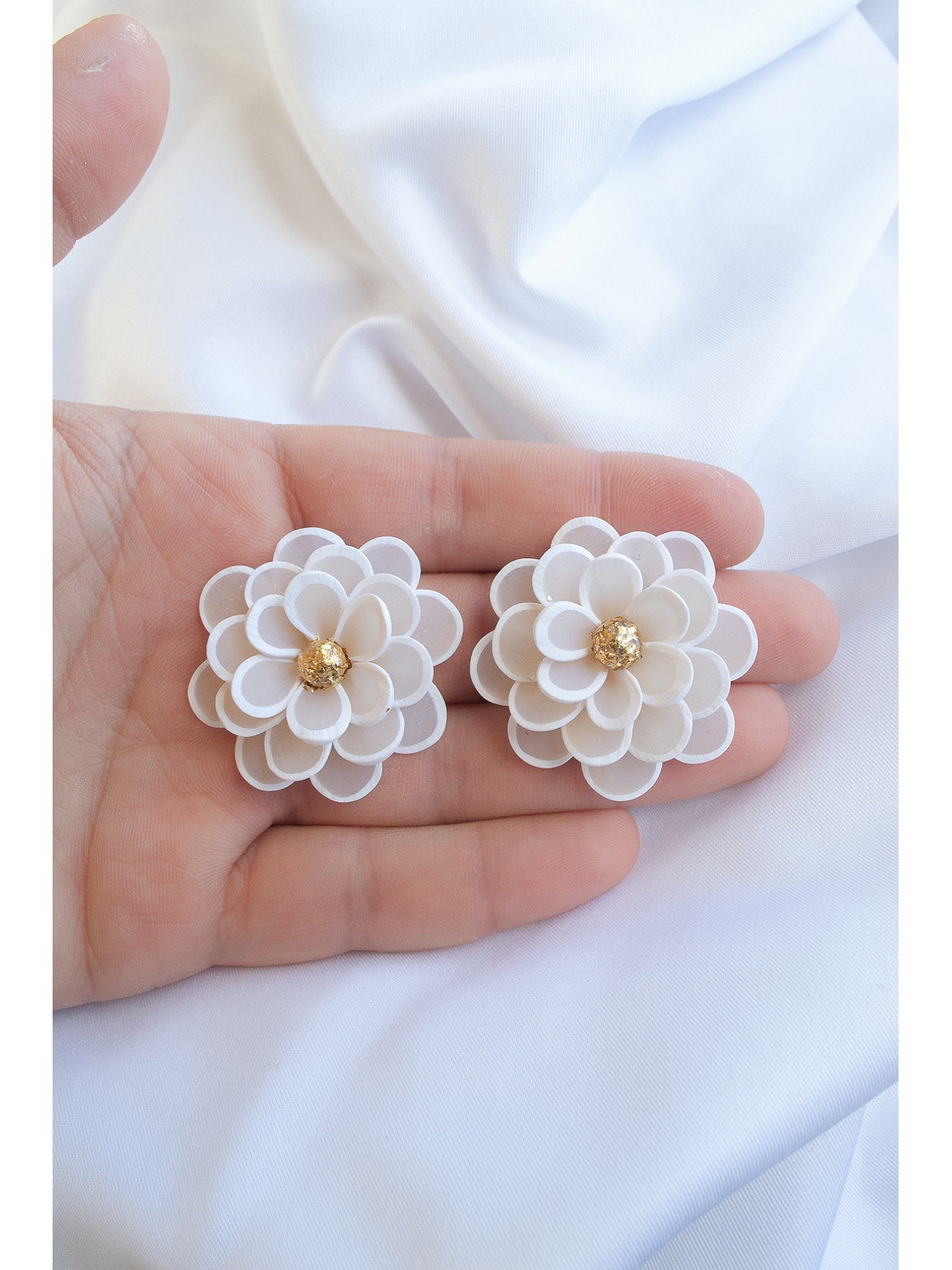 Flores blancas translúcidas Aros de arcilla polimérica  1