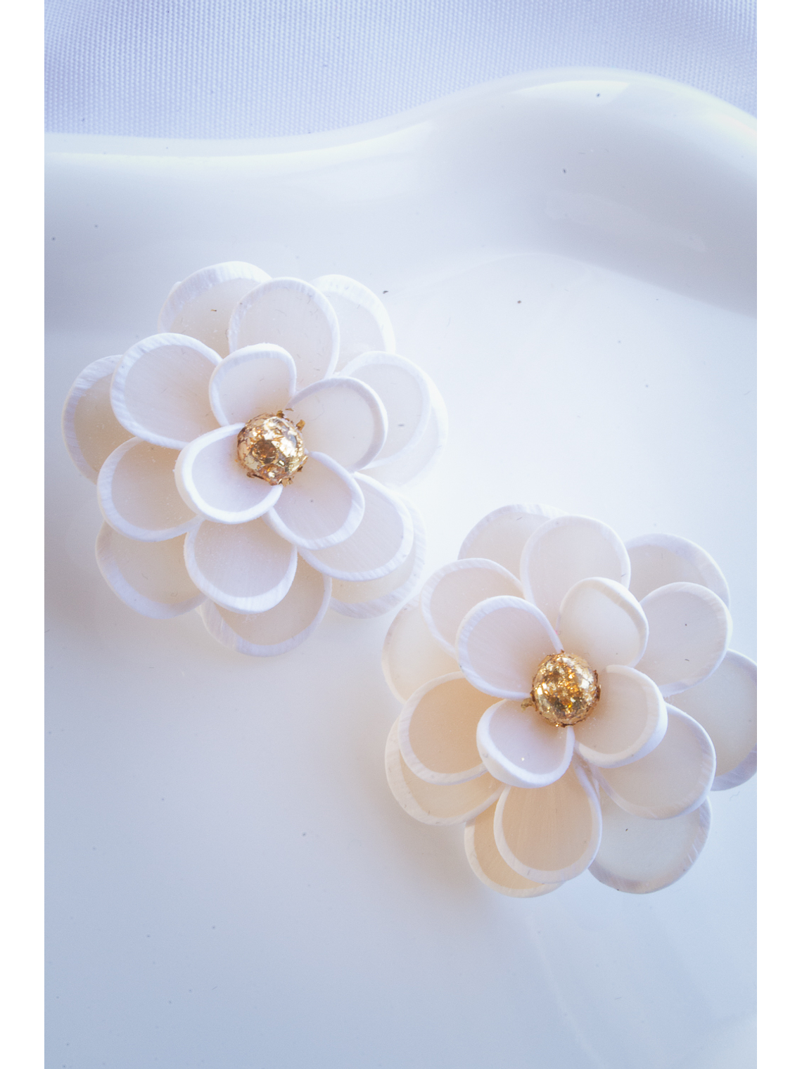 Flores blancas translúcidas Aros de arcilla polimérica 4cms 1