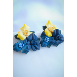 Aros de arcilla polimérica Ramo de flores azules y amarillas