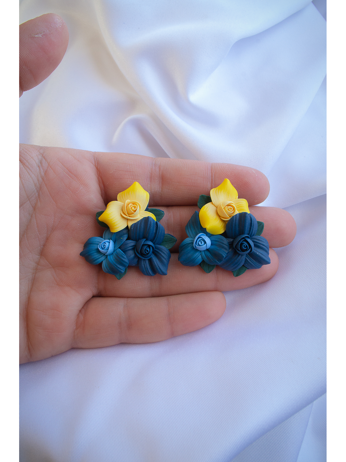 Aros de arcilla polimérica Ramo de flores azules y amarillas 3