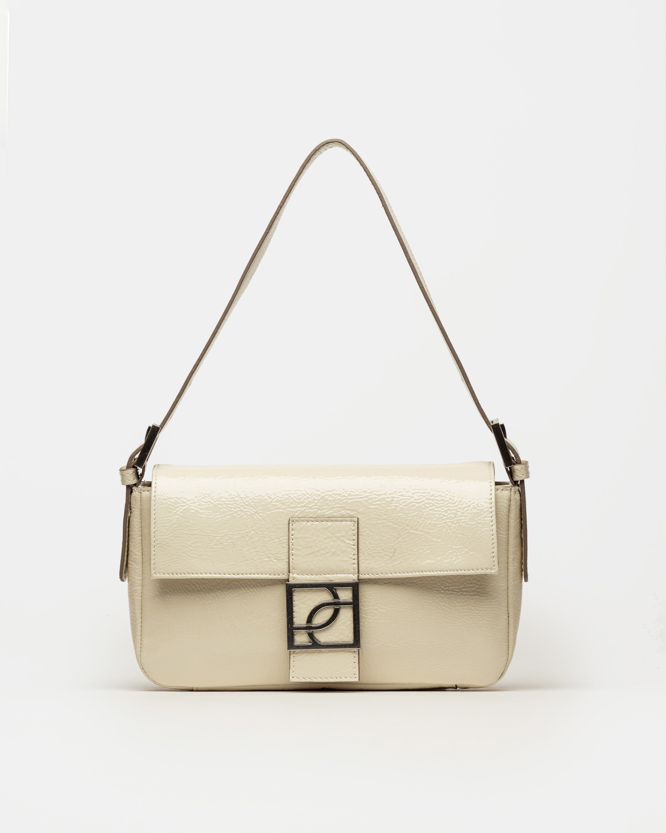CARTERA AL HOMBRO SIGNATURE EN CUERO CHAROL 1