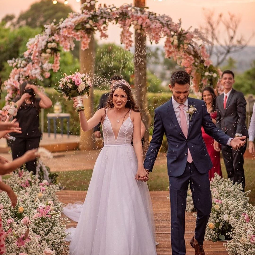 Matrimonios con Rosas y Arreglos Elegantes – Momentos Inolvidables