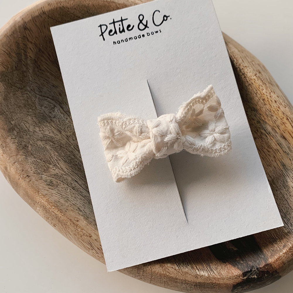 Laço Renda Bordada - Gancho