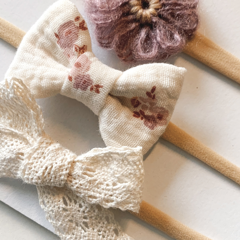 Trio Flor de Lã Violeta, Musselina com Flores e Renda Cru