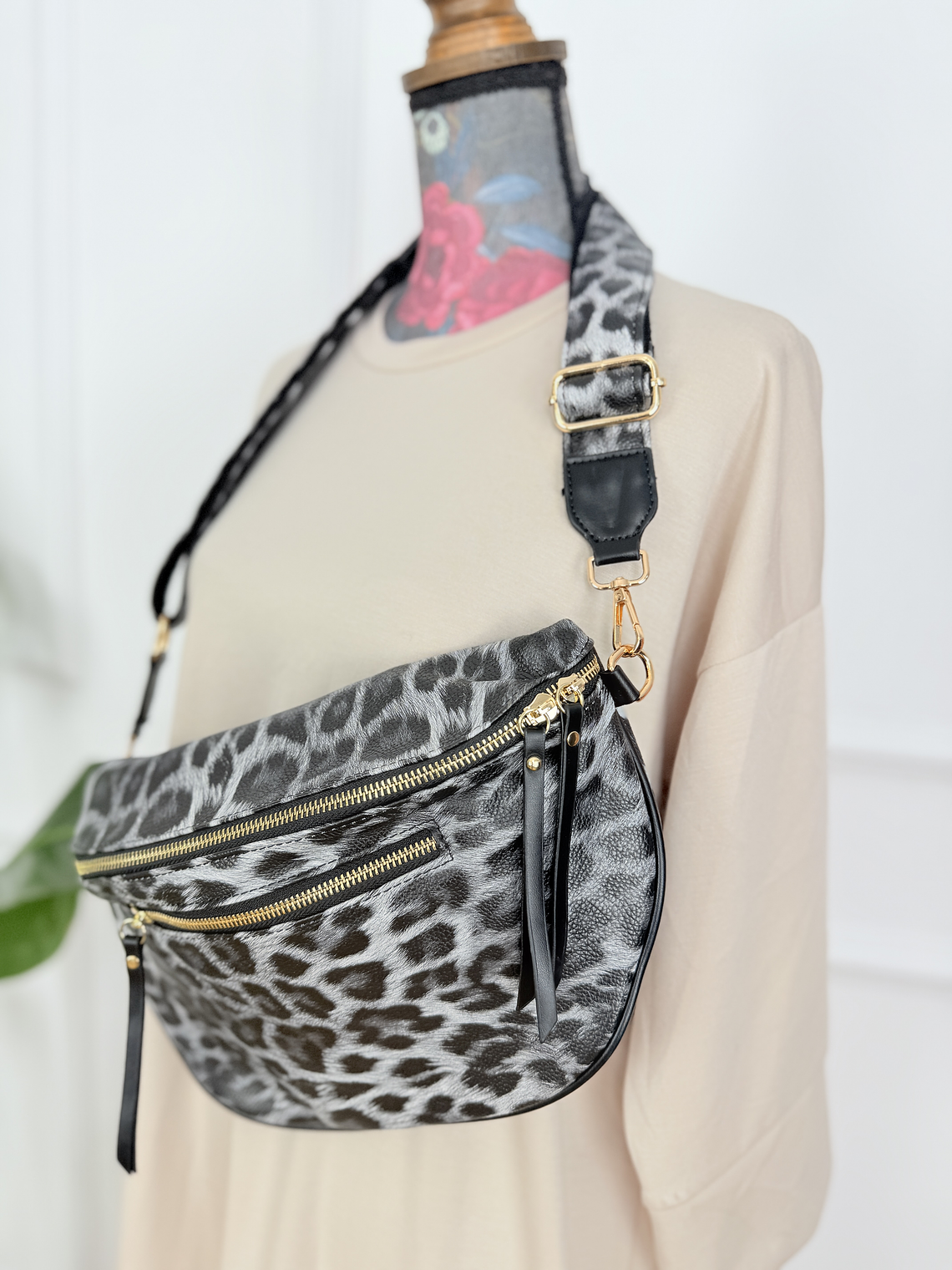 Belt bag  H341 BLACK leo grey  2