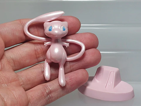 Figura Pokémon Mew Moncolle Pearl + Chapita Fuecoco Japón