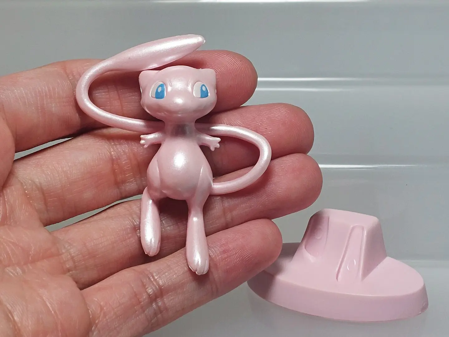 Figura Pokémon Mew Moncolle Pearl + Chapita Fuecoco Japón 2