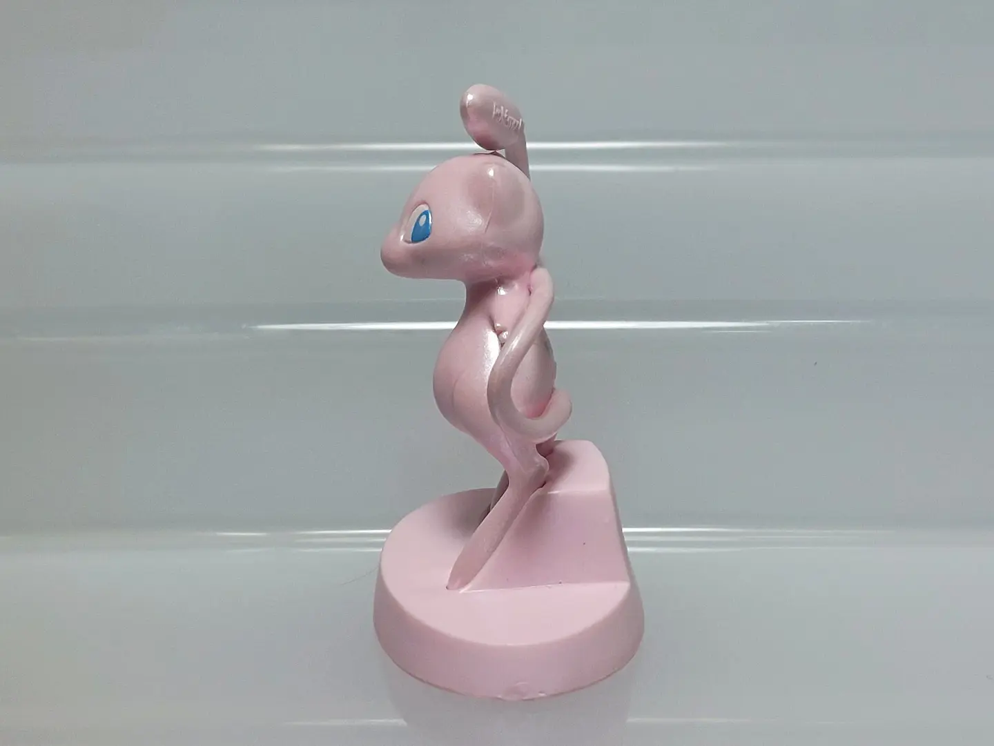 Figura Pokémon Mew Moncolle Pearl + Chapita Fuecoco Japón 3