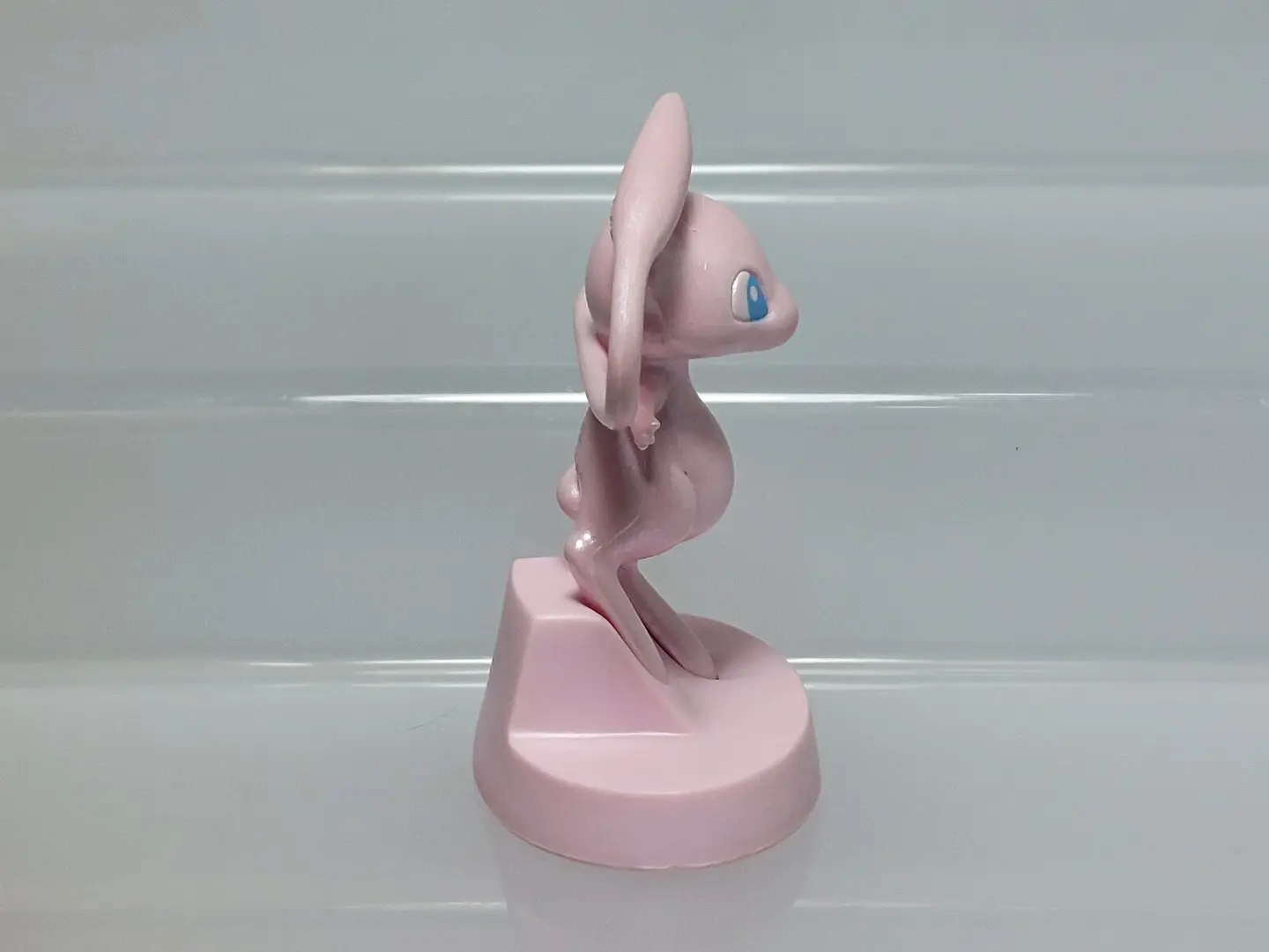 Figura Pokémon Mew Moncolle Pearl + Chapita Fuecoco Japón 4