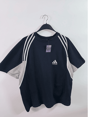 Adidas polera boxy (L)