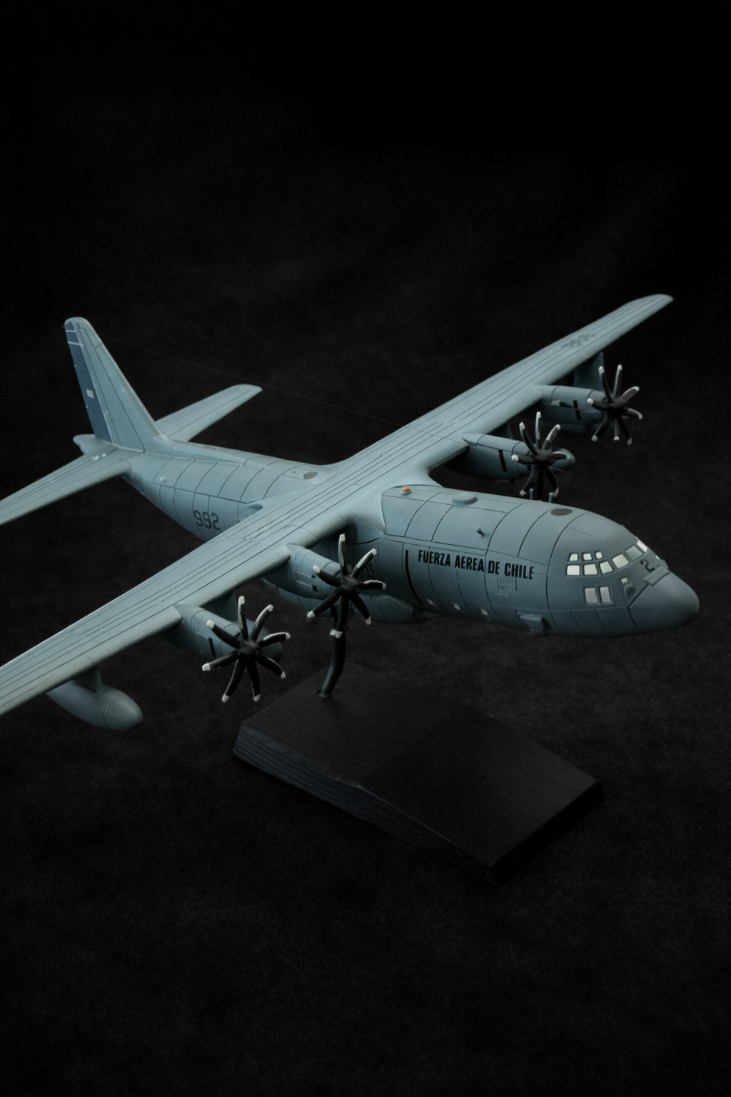 Avión a Escala - KC-130 Hércules / Escala 1:100