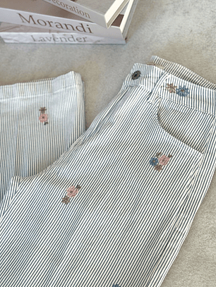 Calça riscas bordada 