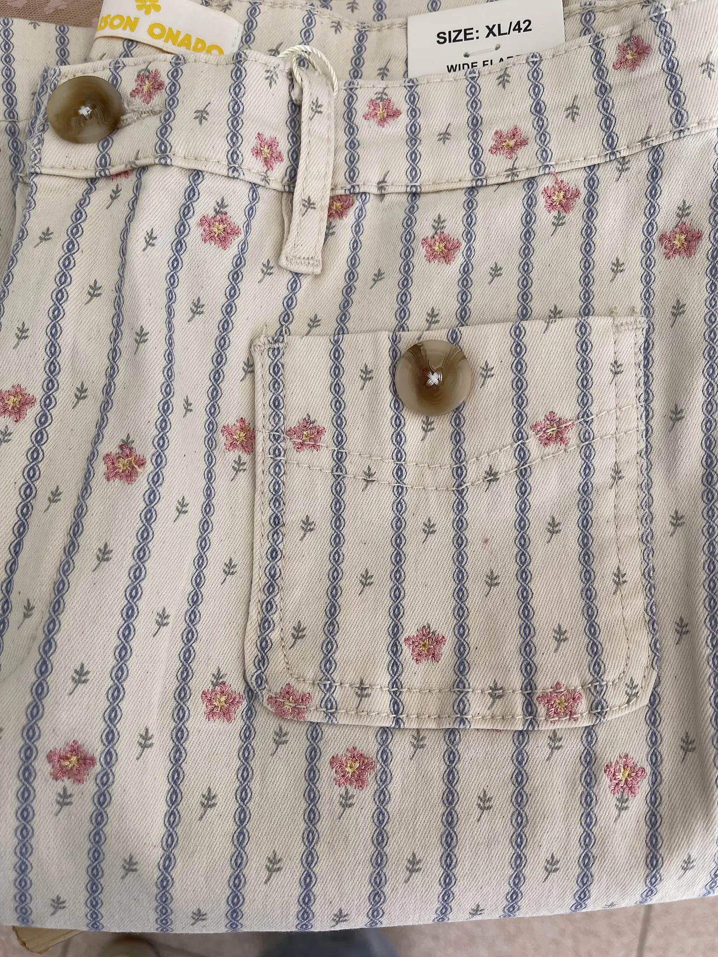 Calça risca  com flores bordadas 2