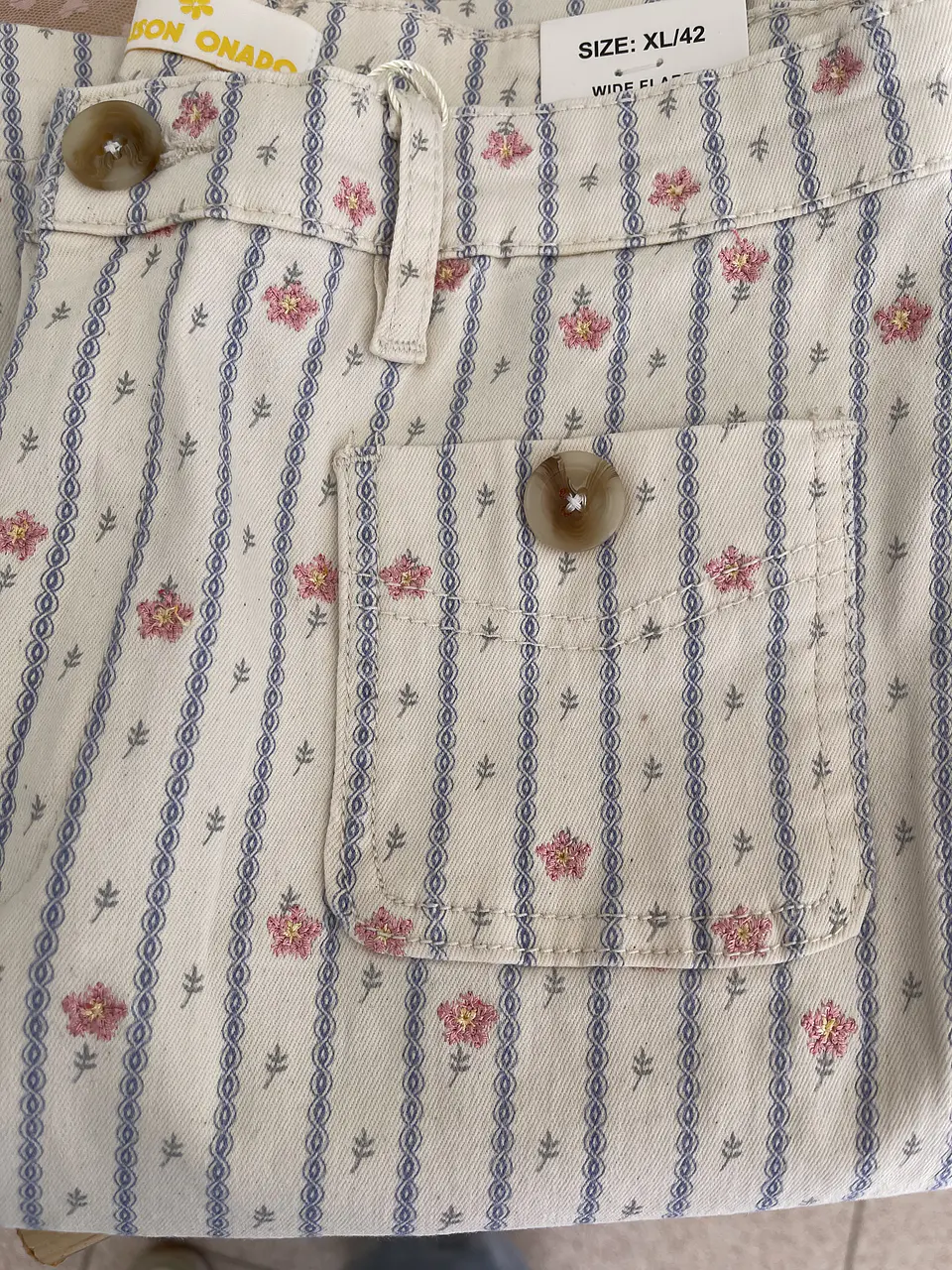 Calça risca  com flores bordadas 2