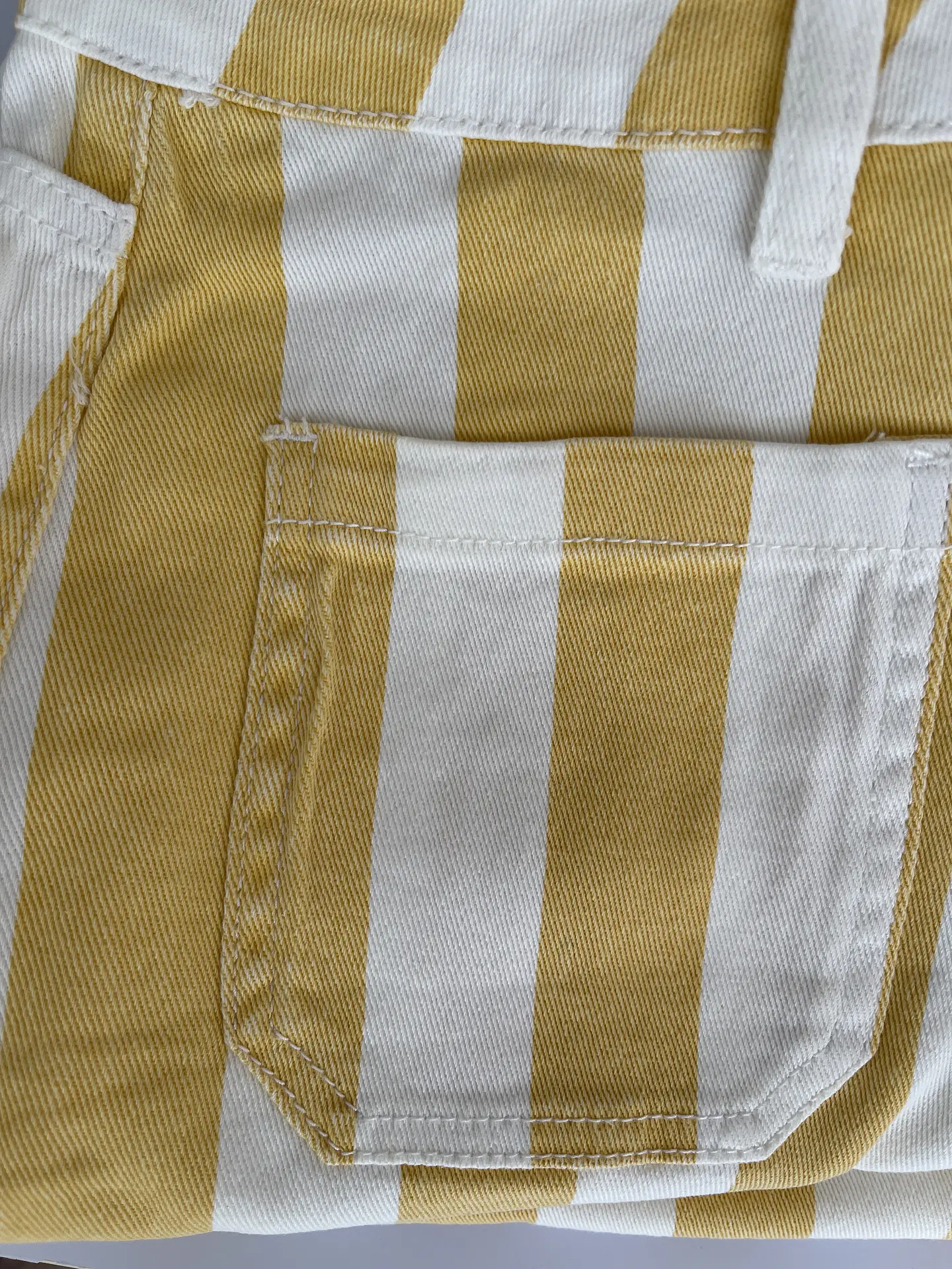 Calça ganga de riscas amarelas  2