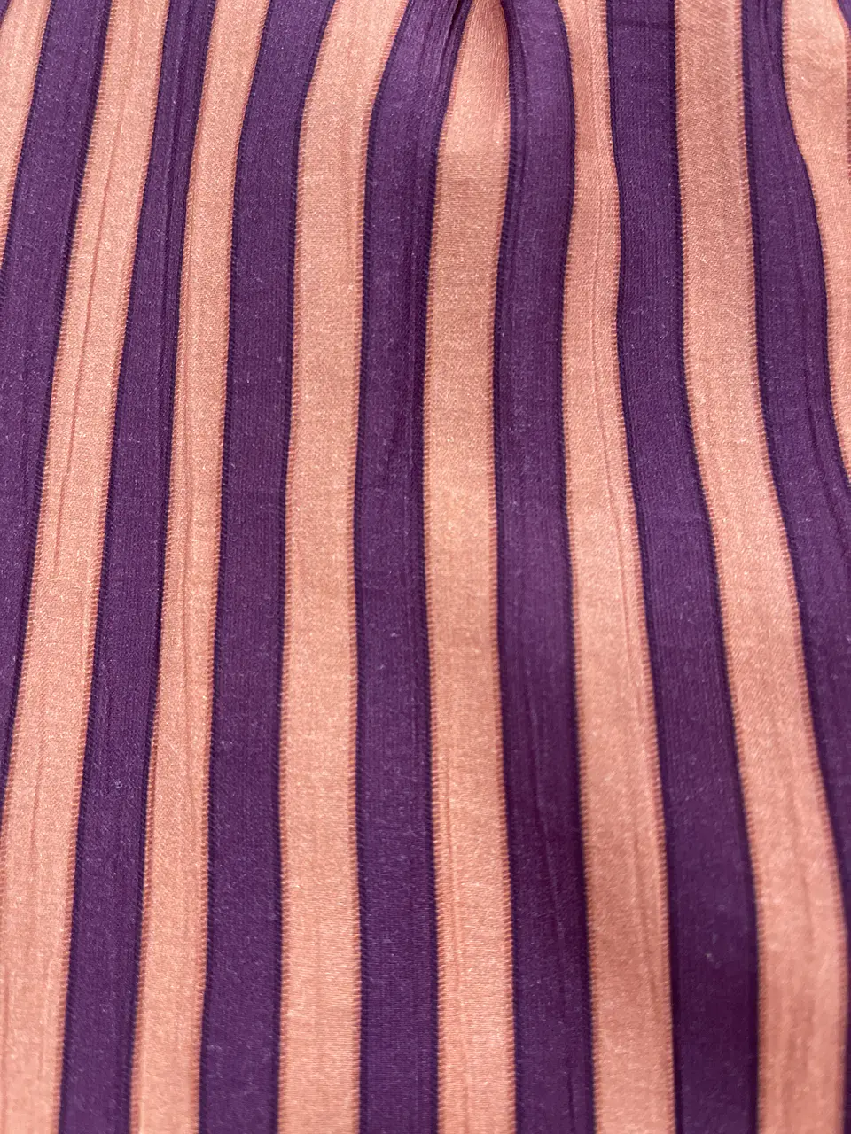 Calça pantalonas de riscas finas laranja com roxo  2