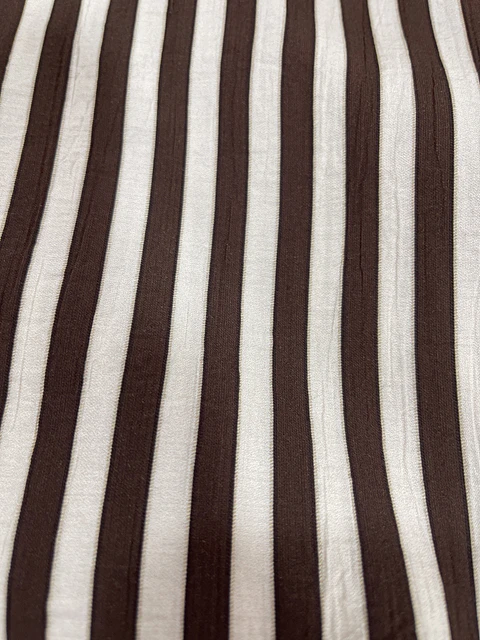 Calça pantalonas com riscas finas castanhas 