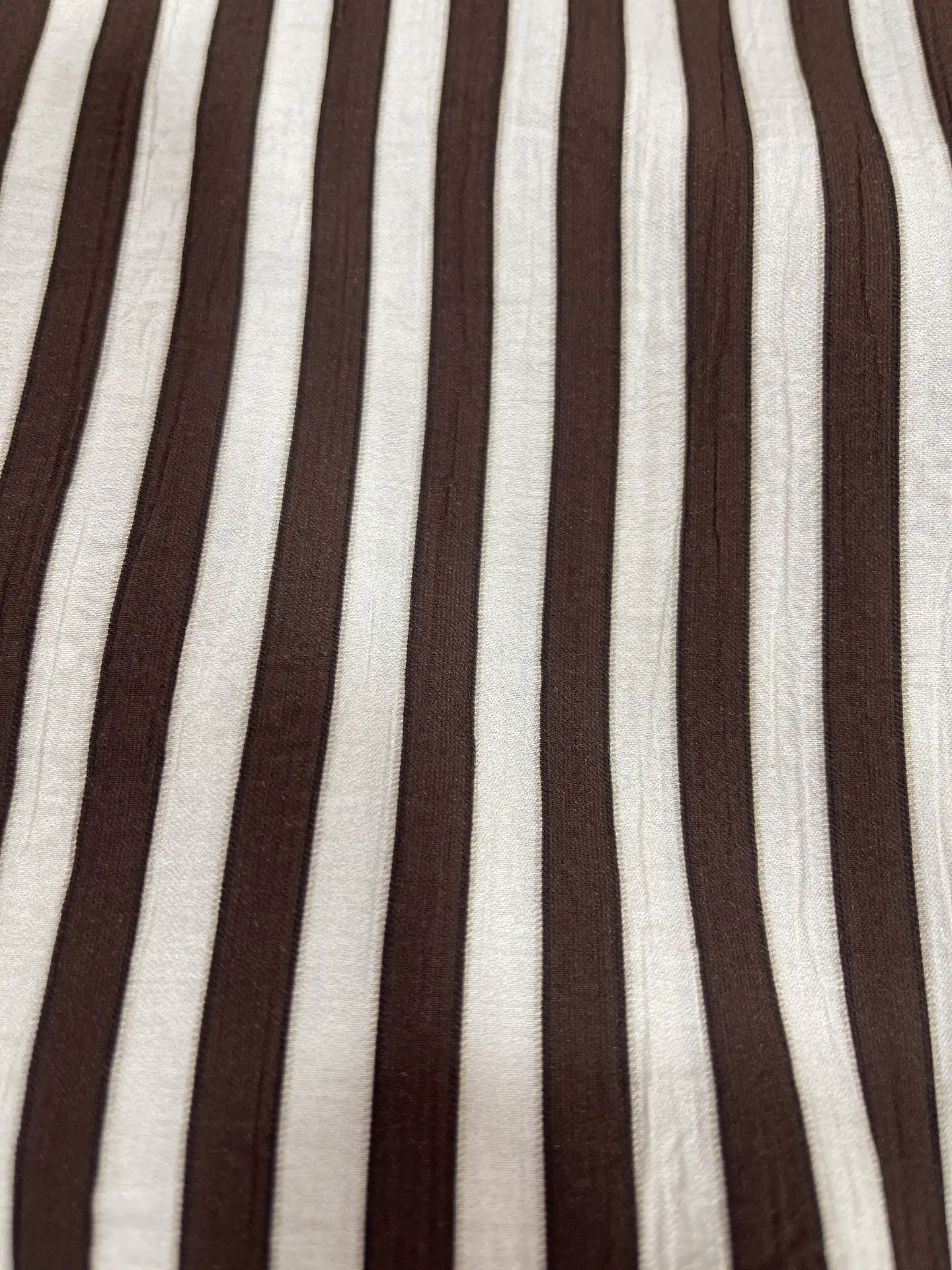 Calça pantalonas com riscas finas castanhas  2