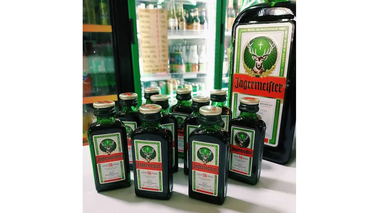 Caja 60 Miniaturas Licor Jagermeister envase vidrio  2