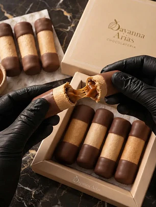 Caja 8 Barquillos Artesanales Premium rellenos de chocolate y manjar