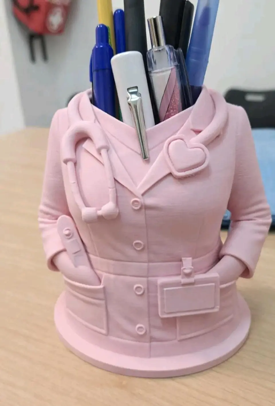 Soporte para bolígrafos médico femenino / Organizador de escritorio de enfermera 1