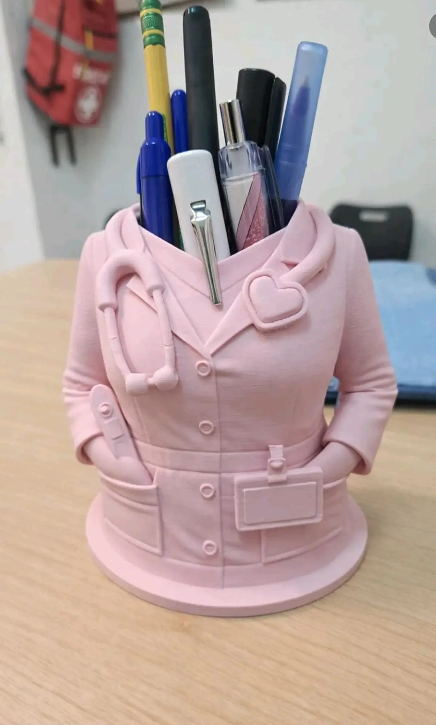 Soporte para bolígrafos médico femenino / Organizador de escritorio de enfermera 3