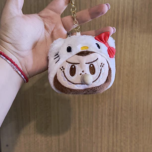 Llavero Labubu con gorrito de Hello Kitty