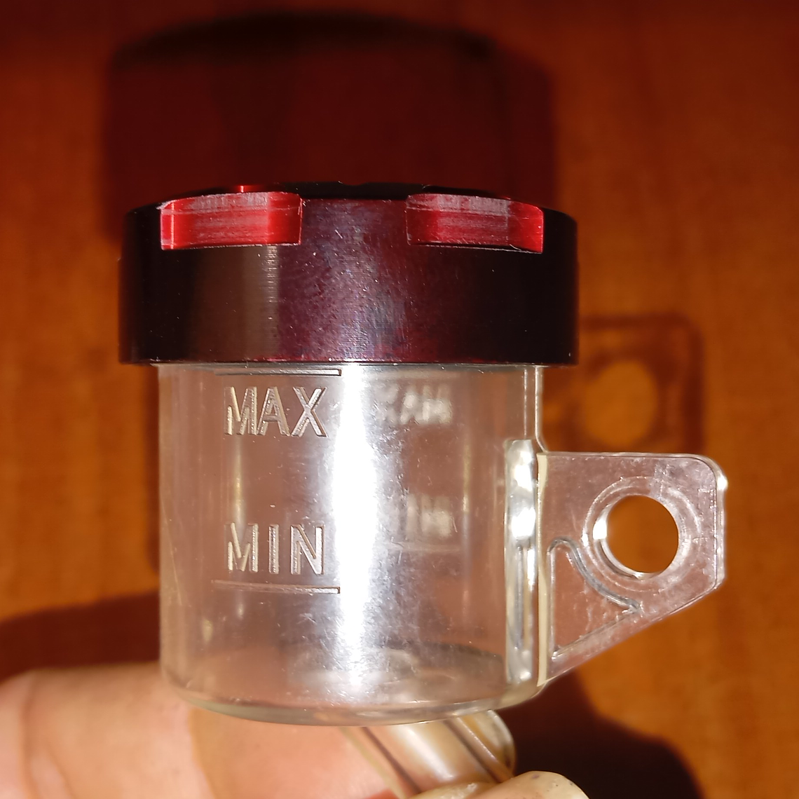 VASO PARA BOMBAS DE FRENO CON SOPORTE ALTO 1