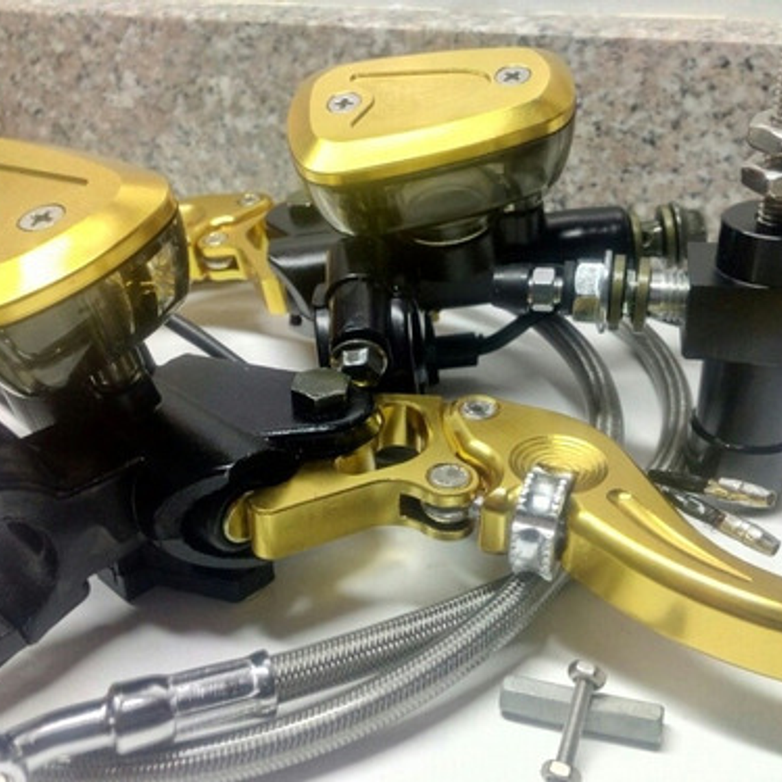 Clutch Y Freno Hidráulico Kit Universal  Dorado 2.0 De Lujo 5