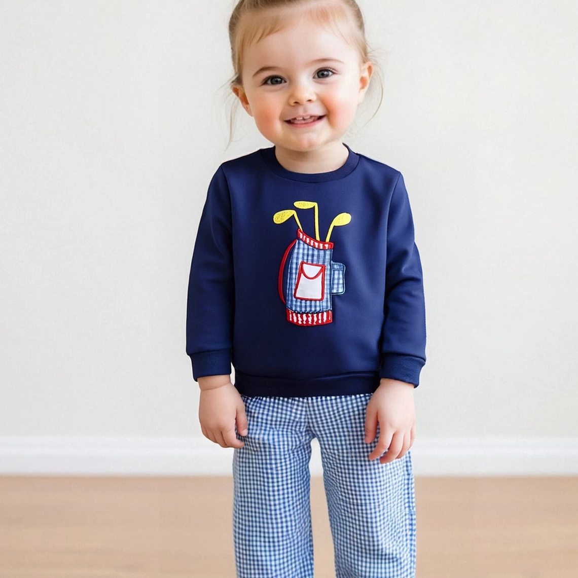 Adorable conjunto de otoño de 2 piezas con lindo sudadera con apliques de oso y acogedores pantalones a cuadros para traje de bebé o niña 10