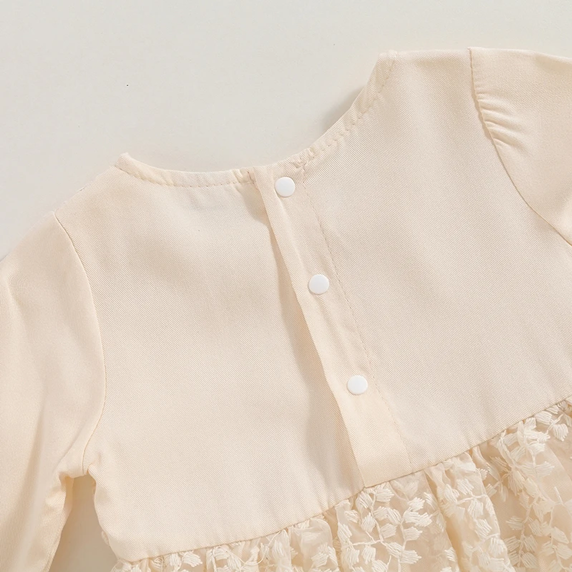 Vestido de fiesta de encaje de retazos de cintura alta con dobladillo con volantes y cuello redondo de manga larga con estampado floral para niña pequeña con lazo 4