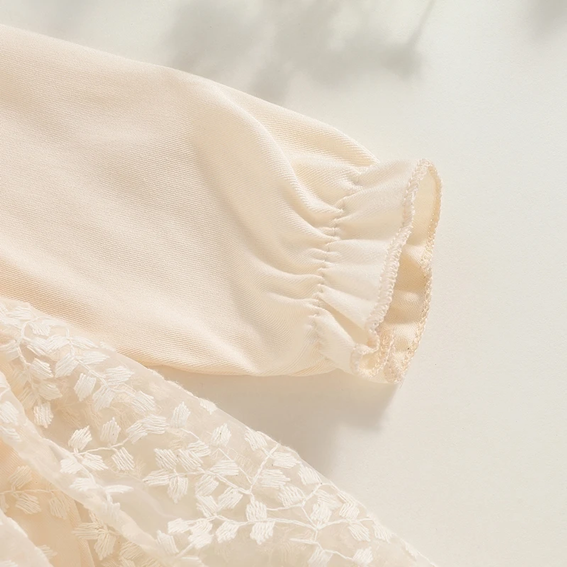 Vestido de fiesta de encaje de retazos de cintura alta con dobladillo con volantes y cuello redondo de manga larga con estampado floral para niña pequeña con lazo 5