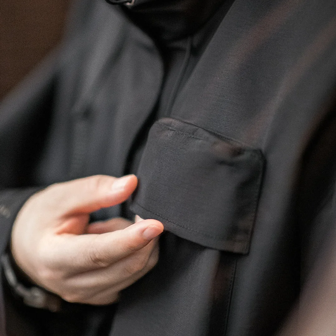 Maden Chaqueta con capucha funcional informal con múltiples bolsillos Abrigo deportivo al aire libre suelto negro para chaqueta versátil de primavera y otoño para hombres 19