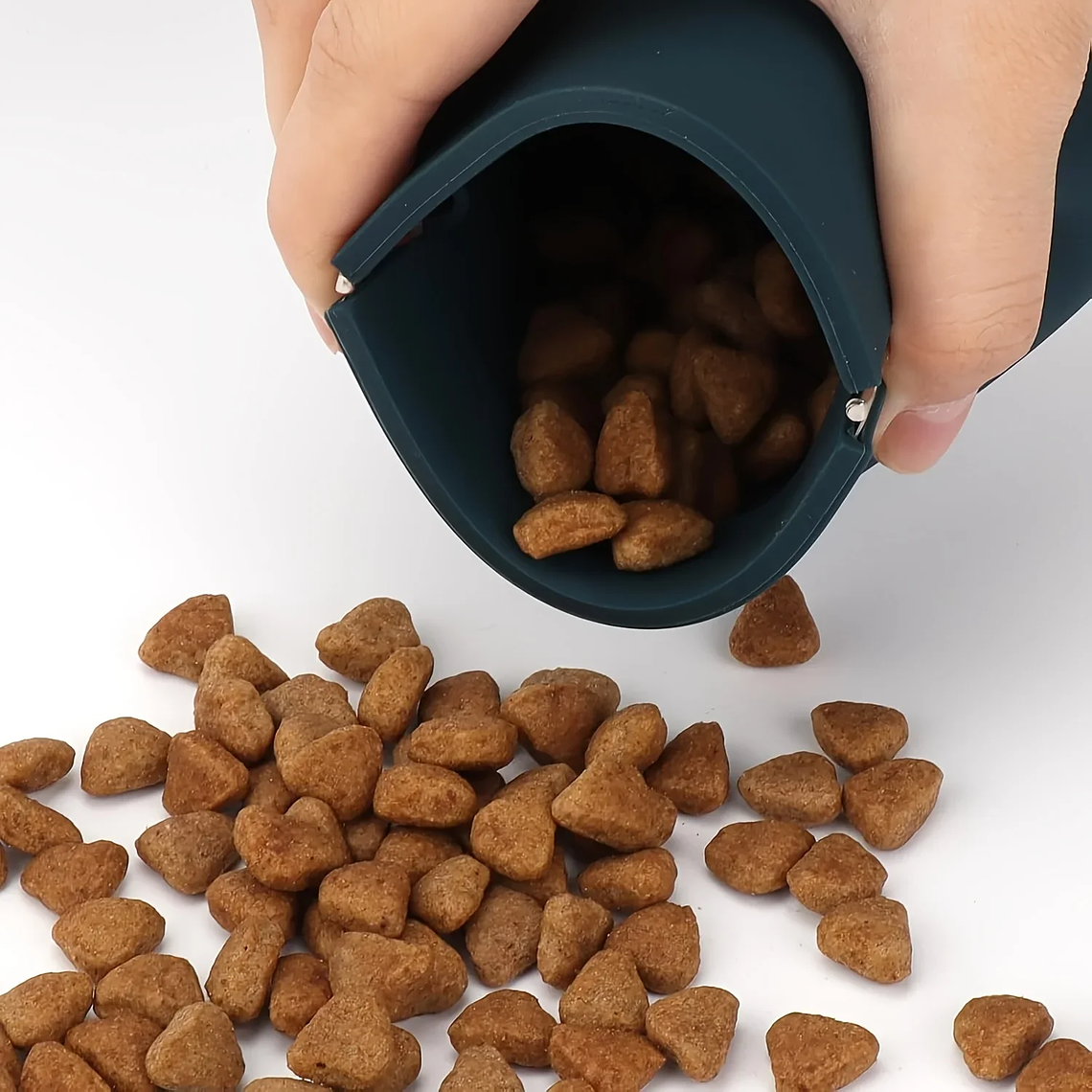 1 bolsa de silicona para aperitivos para perros, bolsa portátil para aperitivos para mascotas, fácil de limpiar e impermeable, práctica bolsa de comida para mascotas para adiestramiento al aire lib 3