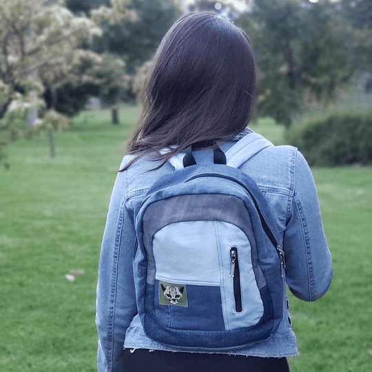 Morral hecho a base de jeans viejos 