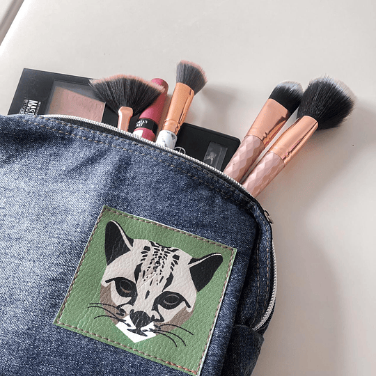 Cosmetiquera hecha a base de jeans rescuperados