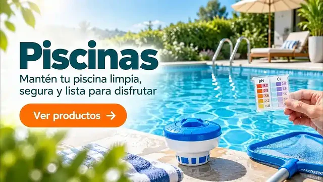 Piscina con agua limpia y productos de limpieza y cloración en el borde