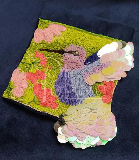 Bolsillo prendedor  bordado colibrí 