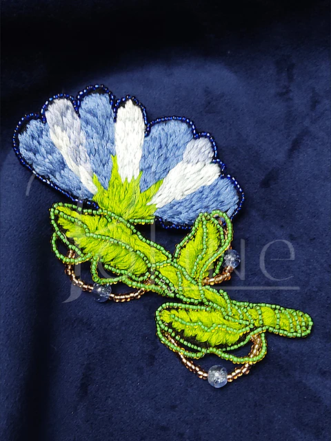 Prendedor flor azulada