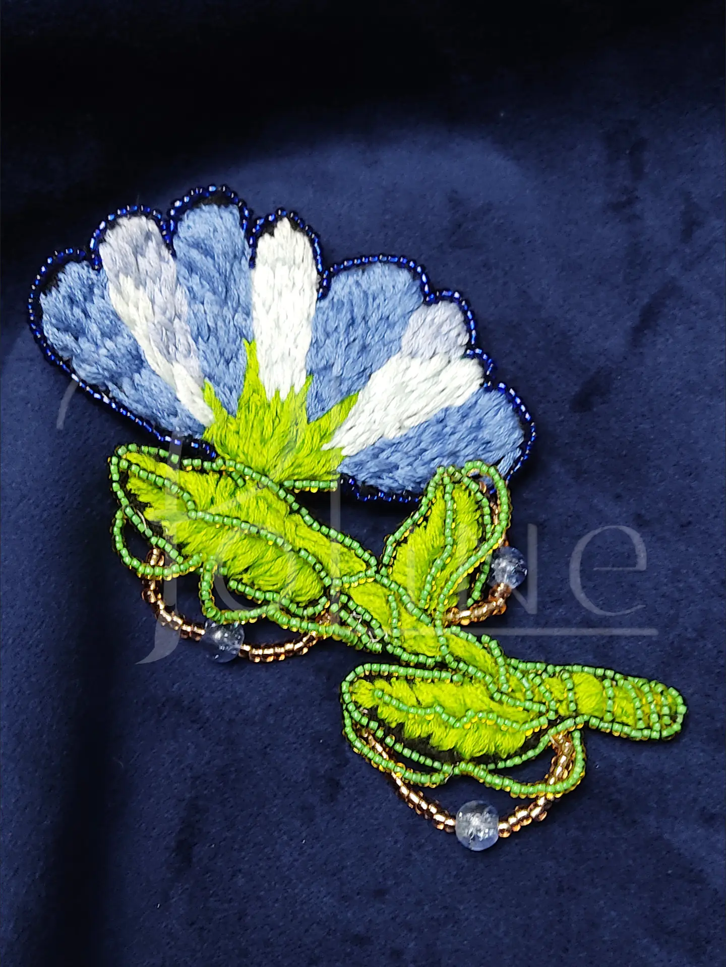 Prendedor flor azulada 1