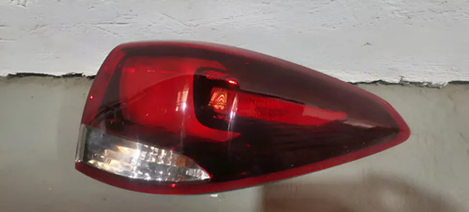 Foco Trasero Derecho Exterior Kia Carens (2016-2022) 1