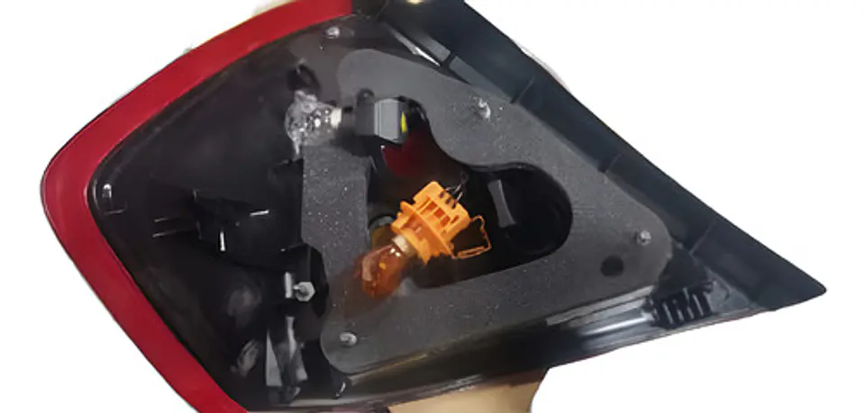 Foco Trasero Derecho Nissan Tiida (2010-2017) 5