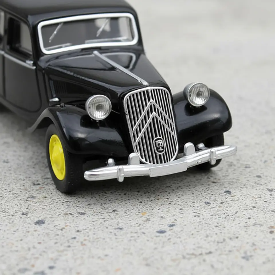 Miniatura Citroen Traccion Negro Escala 1/64. 5